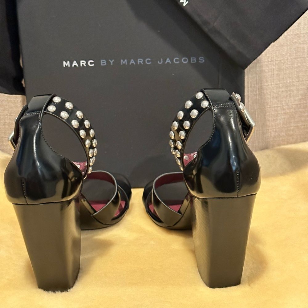 Marc Jacobs Women’s Stud Strap Half Moon Hight Heel black leather sandal US 7,5 - Picture 5 of 14